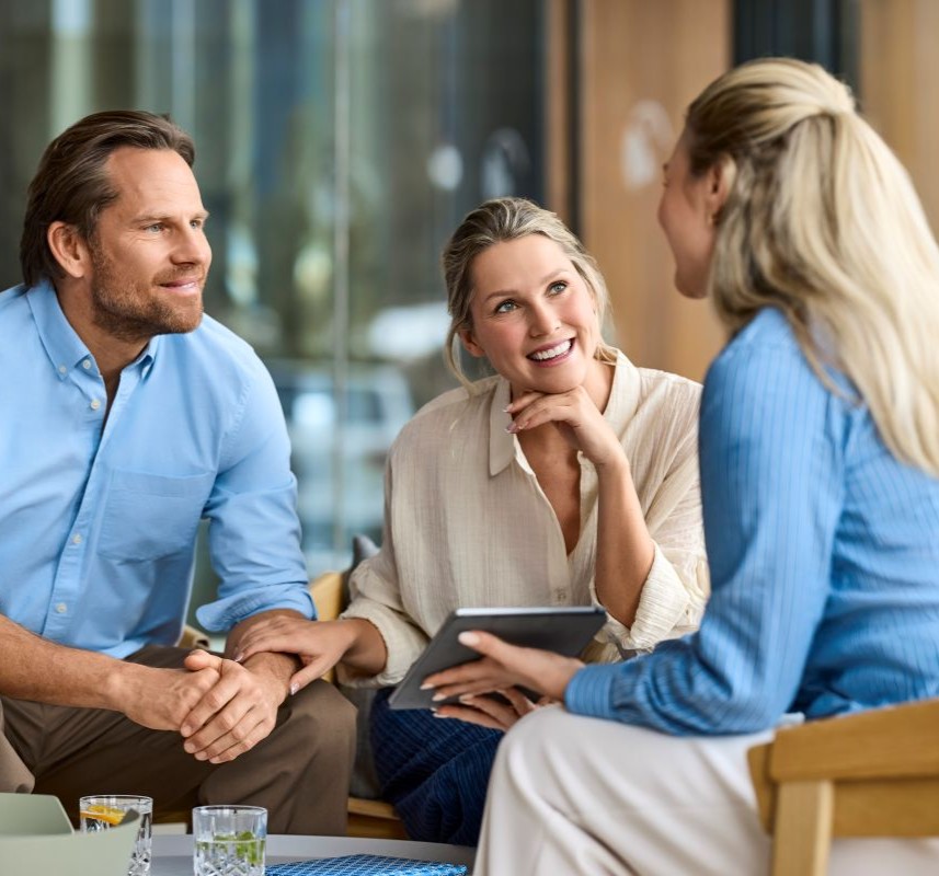 Guest Relation Manager (m/w/d) - Gespräch mit Gästen
