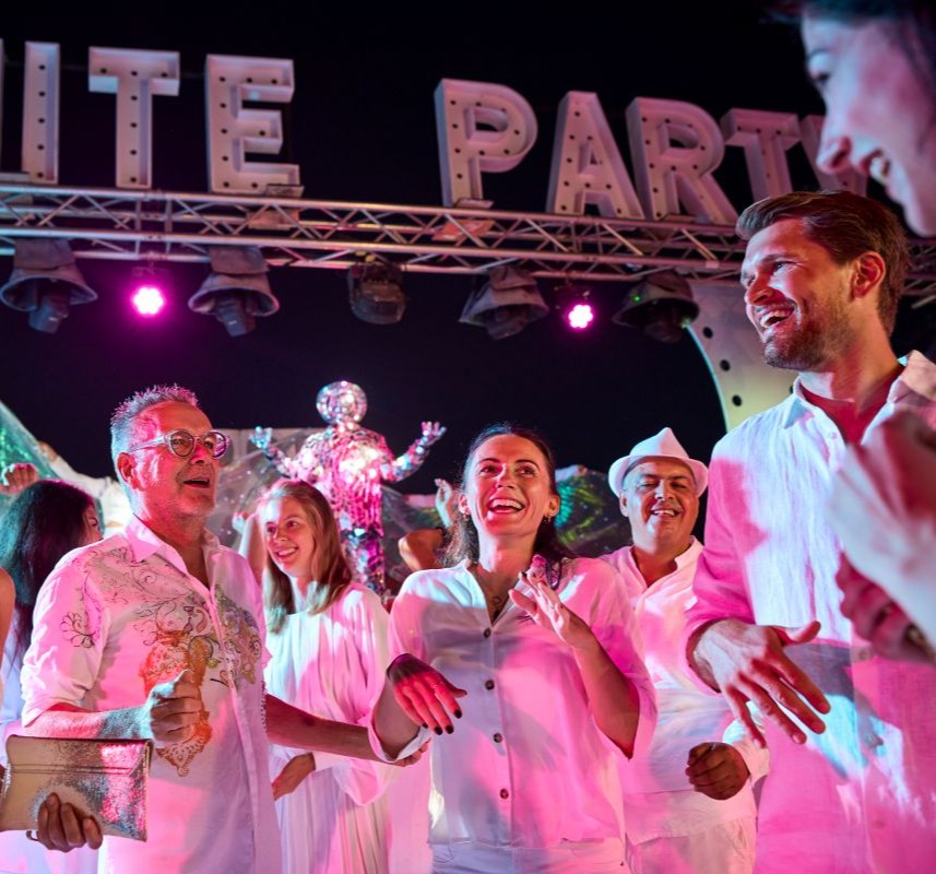 RCDB_White-Night_16266_WOL_857x800.jpg