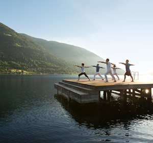 Gruppe beim Training am See