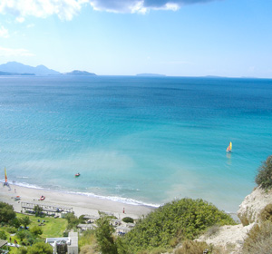 Ein Meer mit Strand.
