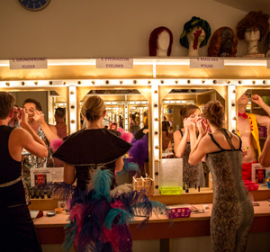 Animateure schminken sich vor Theatershow