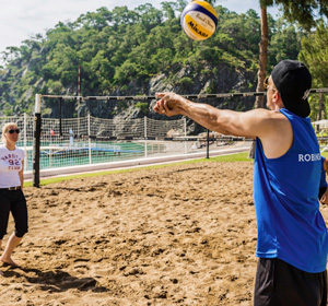 Zwei Leute spielen Volleyball
