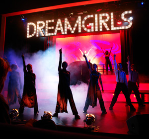 Leute in der Tanzshow DREAMGIRLS.