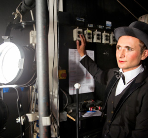 Lichttechniker im Backstagebereich der Bühne.