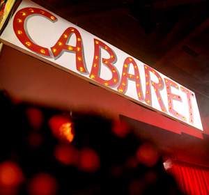 Ein Banner mit der Aufschrift CABARET.