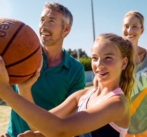 Ein Mädchen mit einem Basketball
