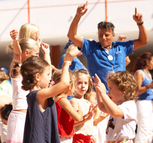 Ein Mann und viele Kinder, die feiern.
