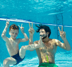 Ein junge und ein Mann im Wasser.