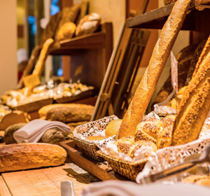 Brot und Baguette im Regal.