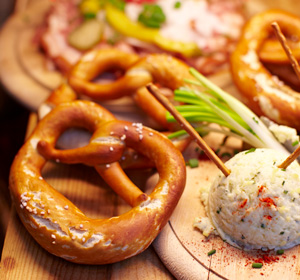 Gebäck im Vordergrund.