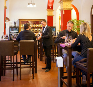 Menschen in einem Restaurant.