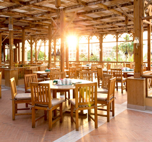 Holztische und Stühle in einem Restaurant.