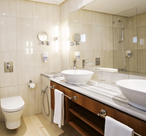Funkelndes und blitzendes Badezimmer.
