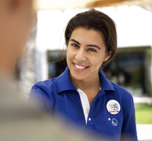Junge Frau in blauem Polo-Shirt