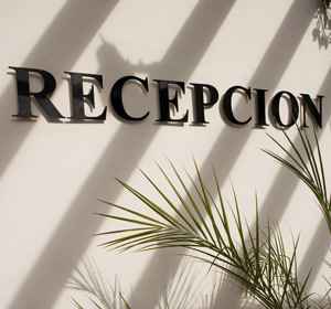 Hauswand mit Aufschrift "Recepcion".
