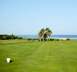 Golflandschaft mit Aussicht auf das Meer.