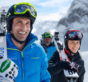 Zwei lachende Personen suf der Piste.