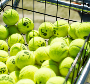 Tennisbälle in einem Wagen.