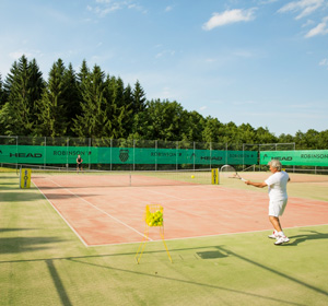 Ein Mann auf dem Tennisplatz.