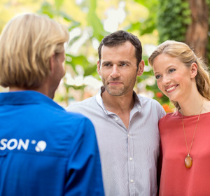 ROBINSON Clubdirektor im Gespräch mit Gästen.