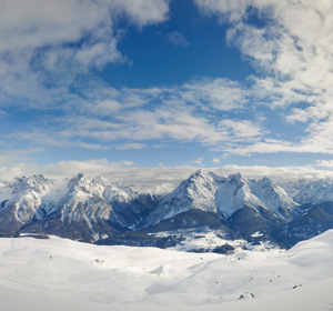 Über den Wolken mit Blick auf Schneegipfel.