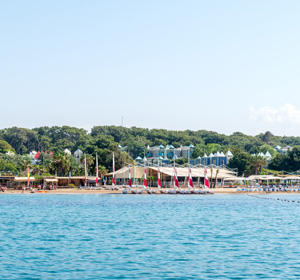 Wassersportanlage am Strand