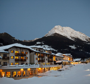 Hotel vor Winterlandschaft.