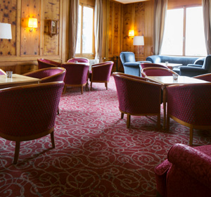 Hotellobby mit roten Samtsesseln.