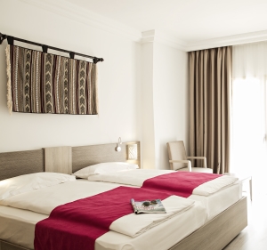 Beiges Bett im Doppelzimmer