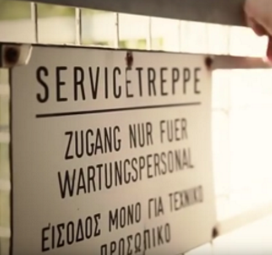 Wartungsschild mit Sicherheitshinweis.
