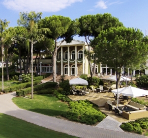 Villa in grünem Park eingebettet.