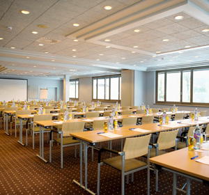 Blick in hell beleuchteten Konferenzraum.