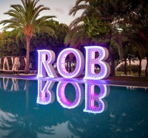 ROB Carpet Leuchtbuchstaben vor Pool