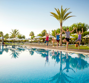 Fitness am Pool.