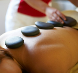 Massage mit heißen Hot Stones.