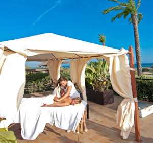 Massage im Freien unter blauem Himmel.